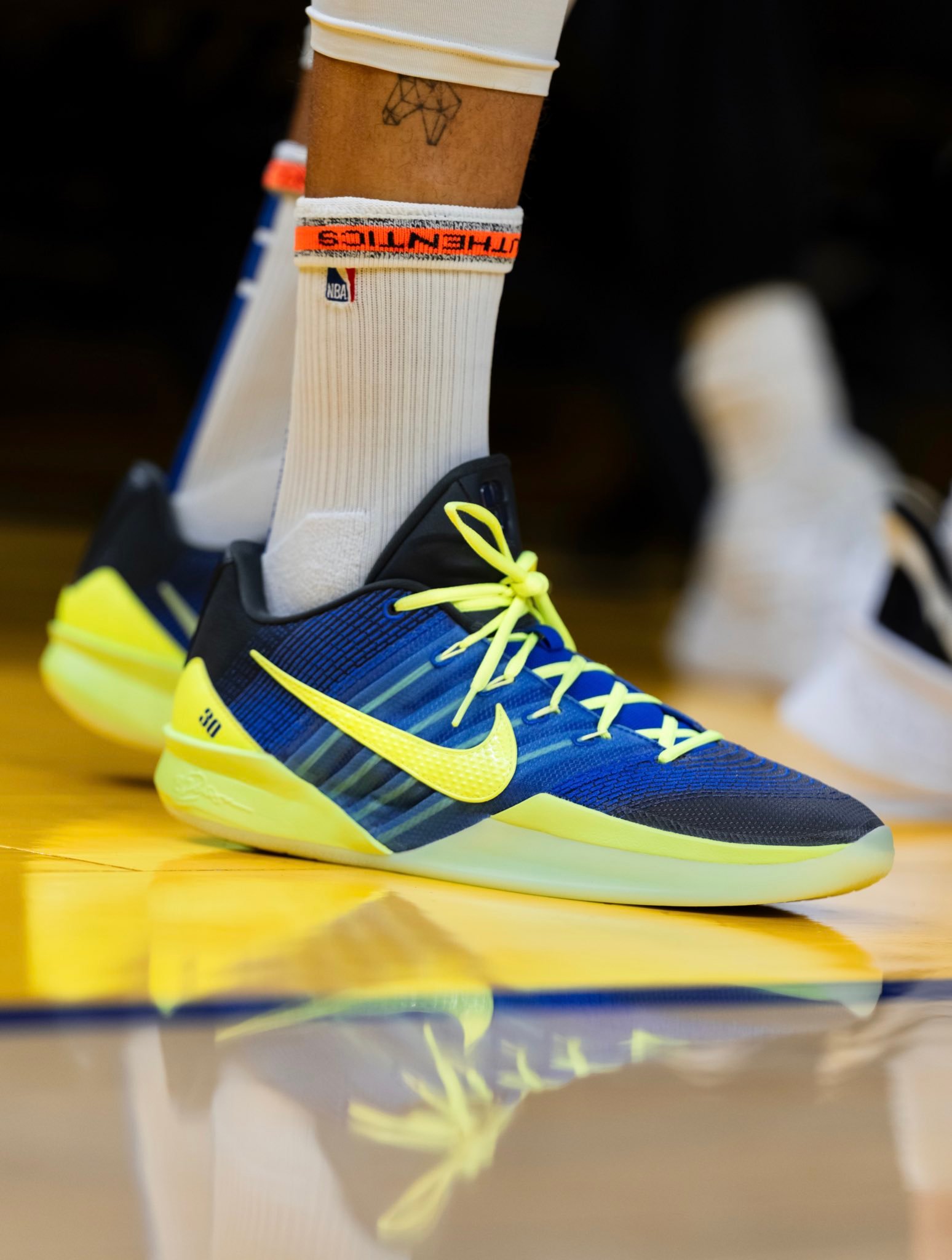 库里今日比赛穿的是新定制的Nike Sabrina 3签名鞋的鞋跟上印有“ICD