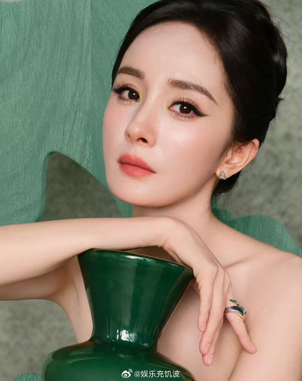 杨幂翡翠东方美人妆杨幂翡翠东方美人妆好美！思梦给杨幂化的翡翠东方美人妆