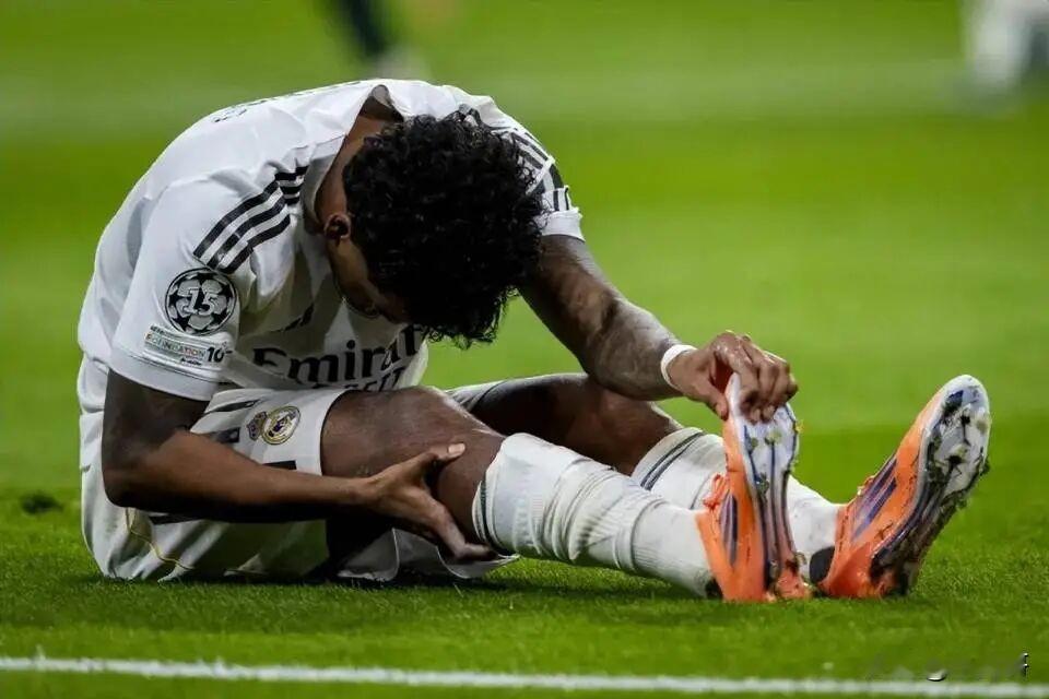 足球运动员的伤病，是这项高强度对抗运动无法完全避免的固有风险。高速冲刺、急停变向