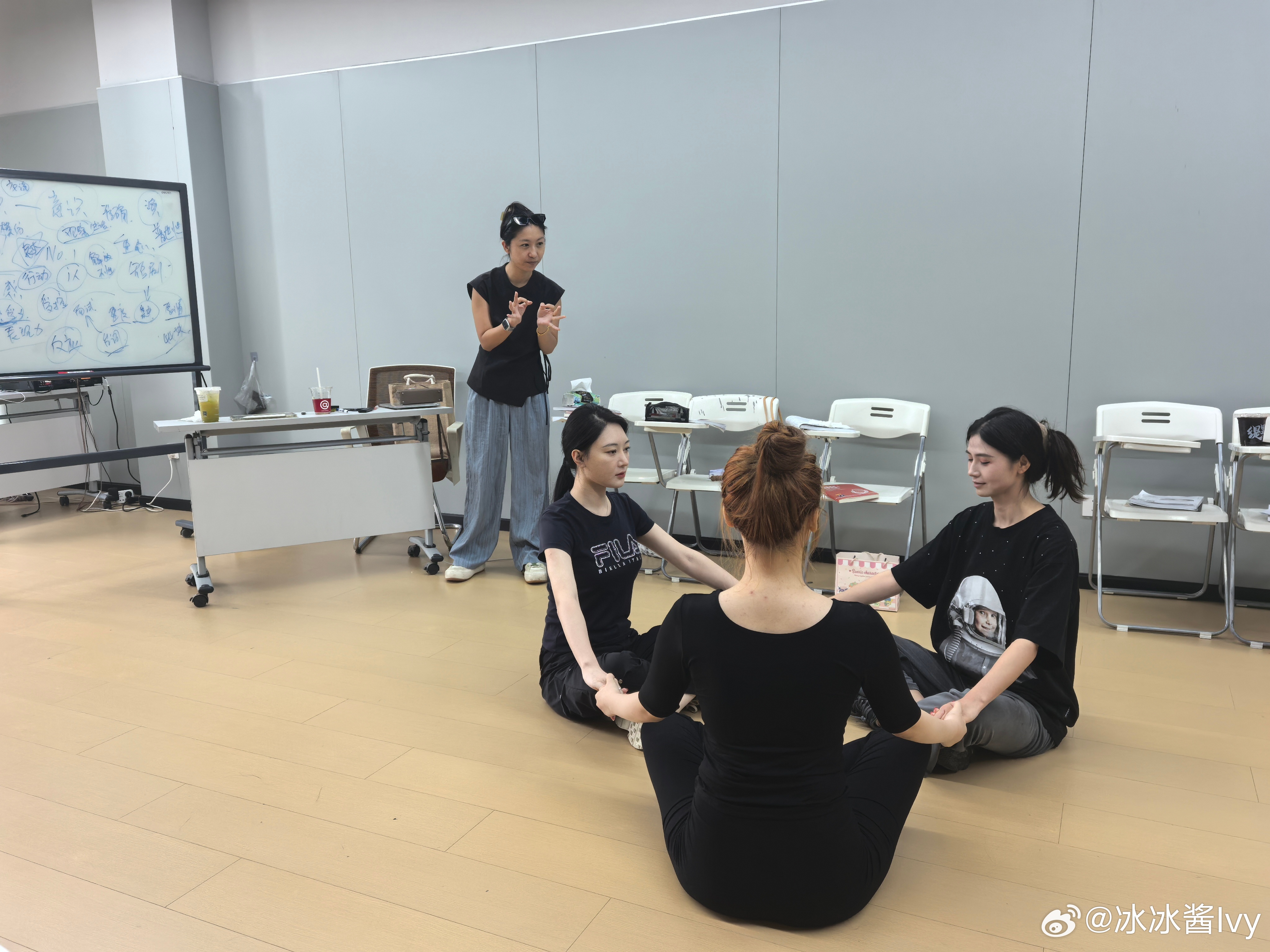 上了几天表演课[送花花]收获很多 对表演又有了更多的理解 期待每一次的学习都能有