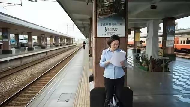 大妈一生未婚，老了身边一个亲人都没有，连曾经的司机、保镖都不见了。这样的日子，到