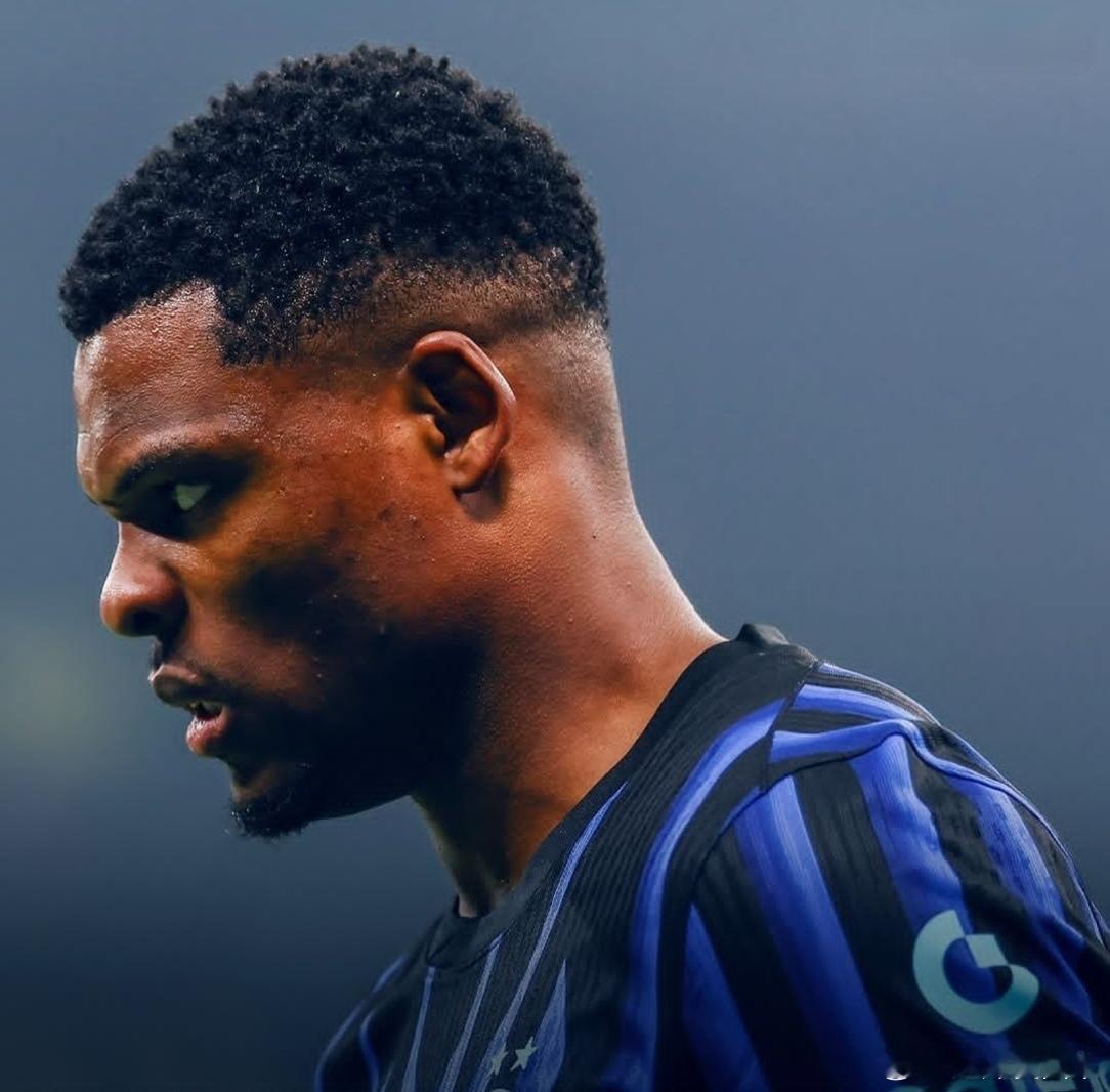 天空体育最新消息，国际米兰右翼位邓弗里斯返回意大利，明天将在阿皮亚诺进行理疗，他