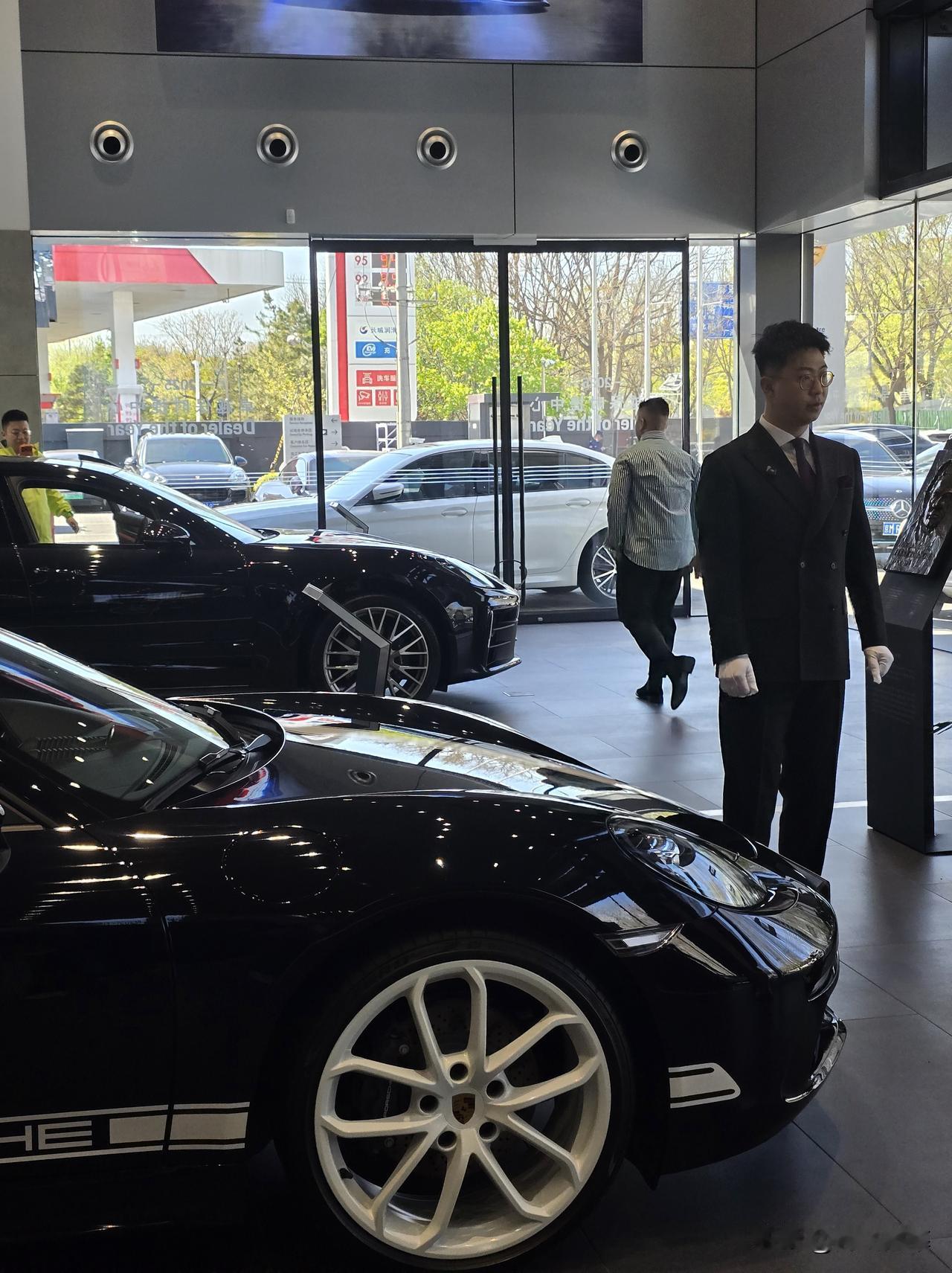 来保时捷4s店上厕所 偶遇 劳斯莱斯和法拉利销售
可以感受到现在汽车销售真不好干