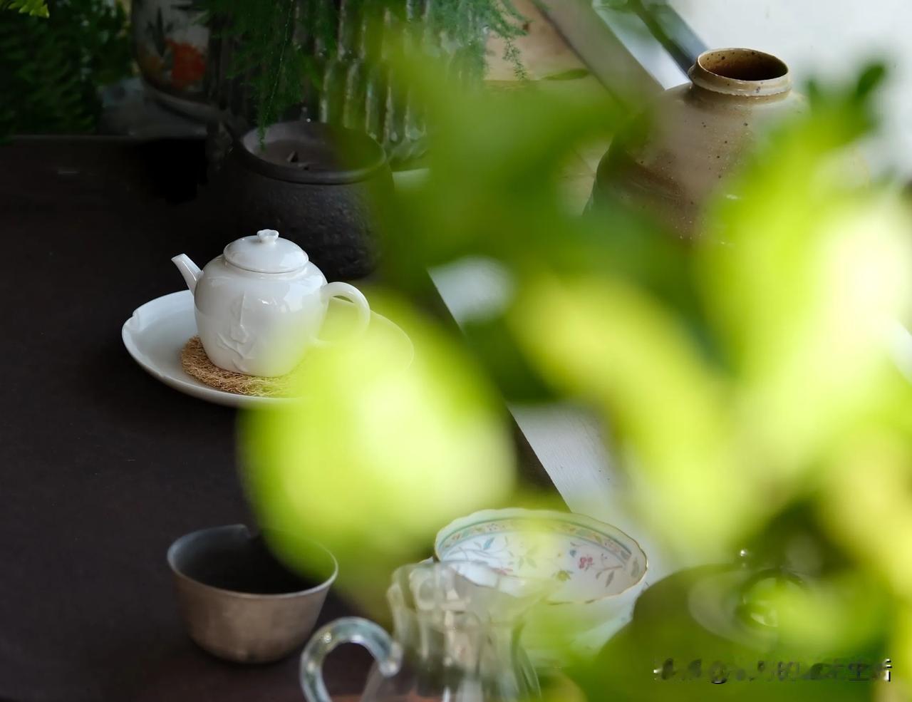 在独饮中，茶、咖啡、酒，就如不同的人神，引导着灵魂的归处，带着灵魂到达不同的境。