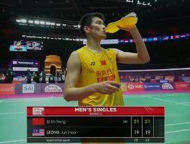 李诗沣回应2比0梁峻豪 “关键分就是比谁更果断。”两局都打到21-19，对手确实