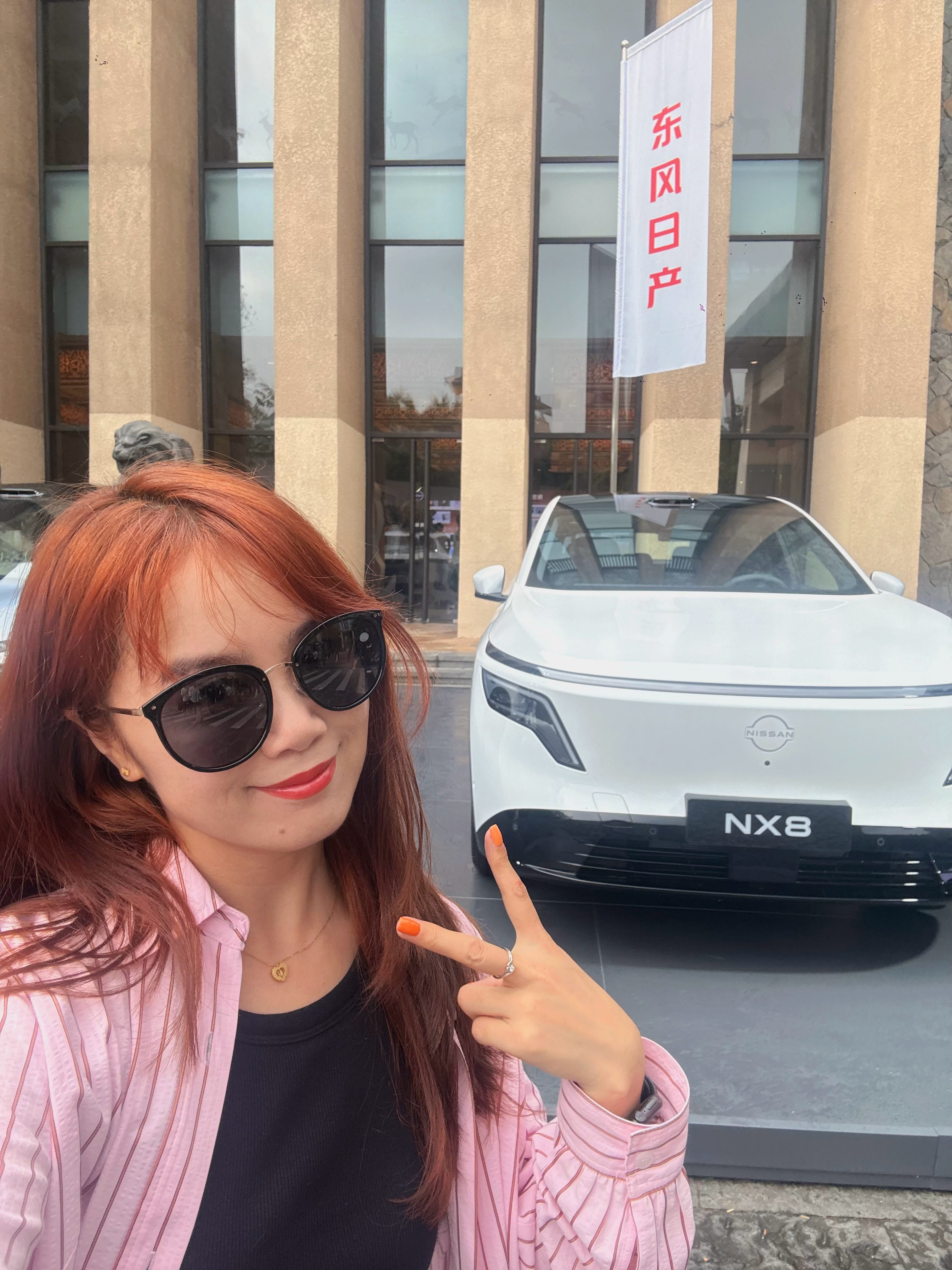 来了 又见沙发厂，这次是全家人更理想的SUV，和我喜欢的颜色的车一起合影了，也是