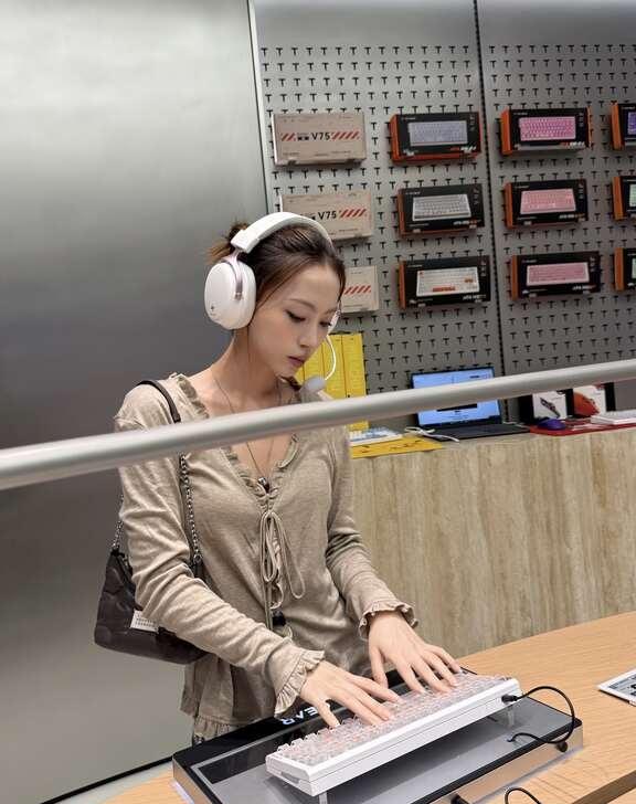 电竞女孩快乐基地🎮
逛大悦城偶遇ATK线下店✨
工作天天敲键盘，之前选键鼠只能