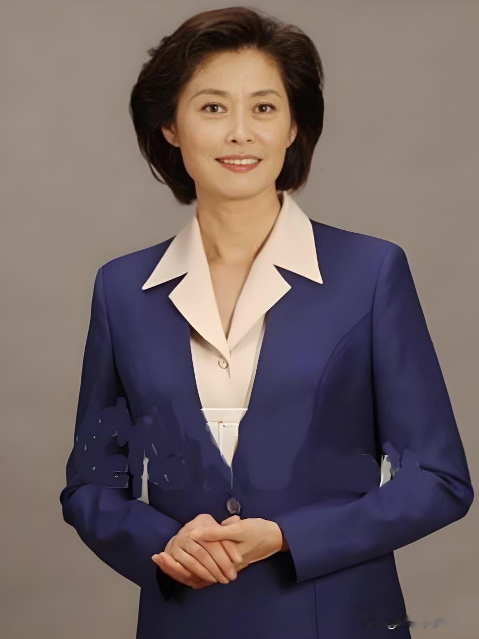 敬一丹，央视资深主持人，以沉稳大气、温情细腻的风格深入人心。镜头前从容知性，传递