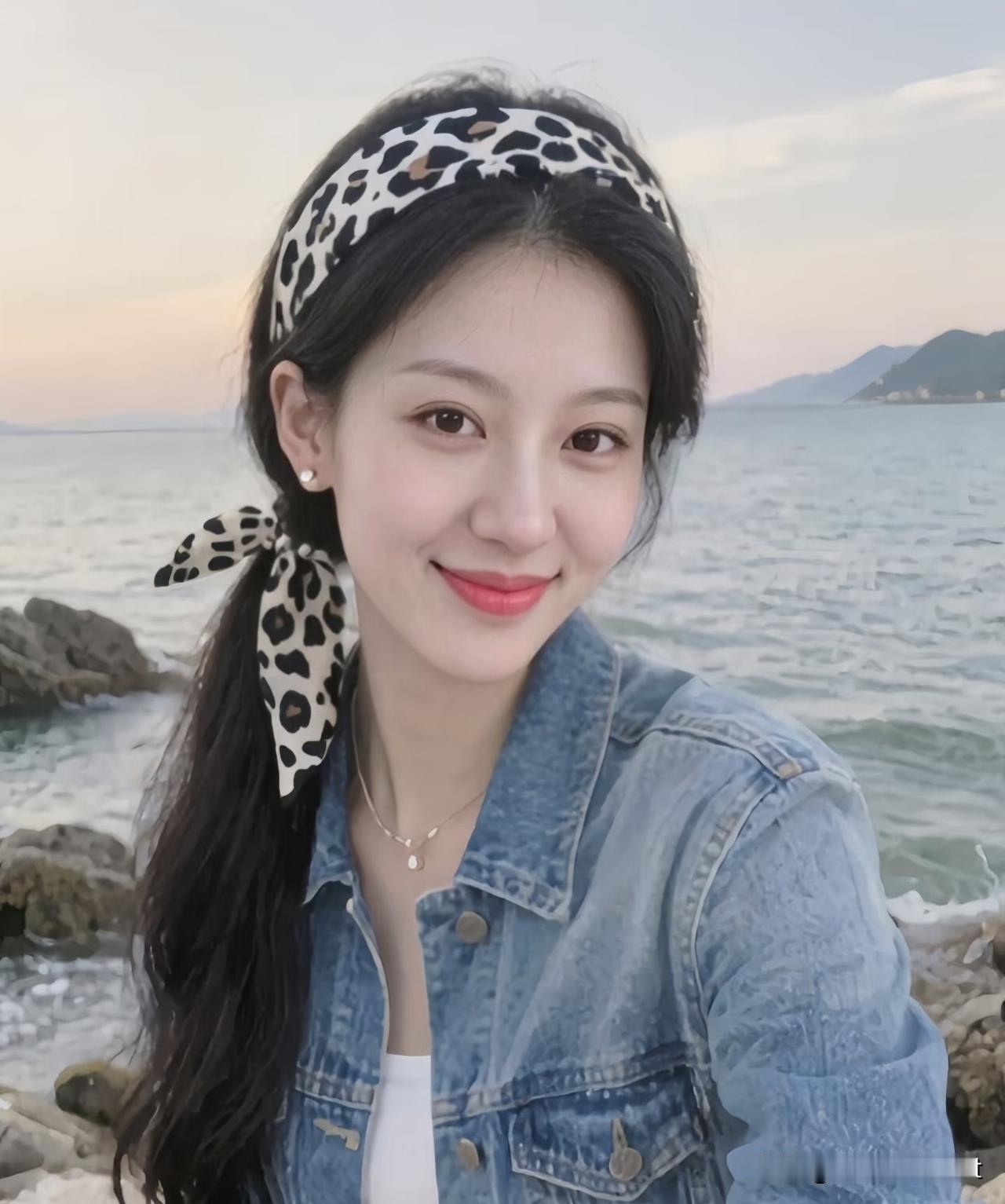 浣溪沙·海畔闲游
 
软浪轻拍小石滩，云梢偷展画屏宽。
风牵发带惹春残。
梨涡浅