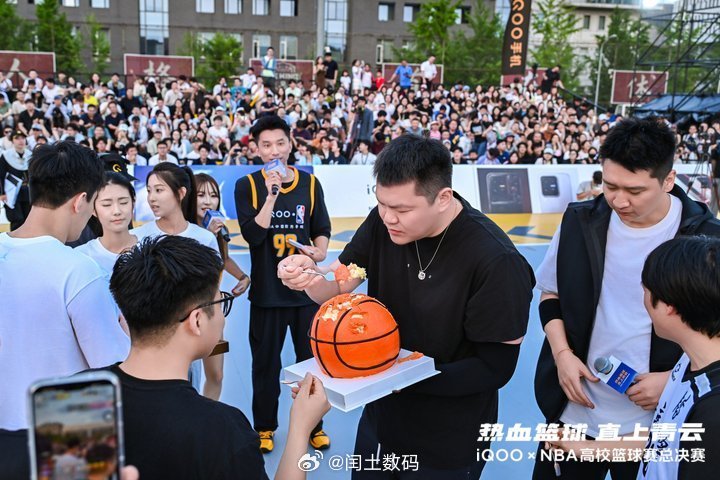 iQOOxNBA高校篮球赛燃动北大！CBA众星空降，梦幻阵容高光亮相！更有演员惊
