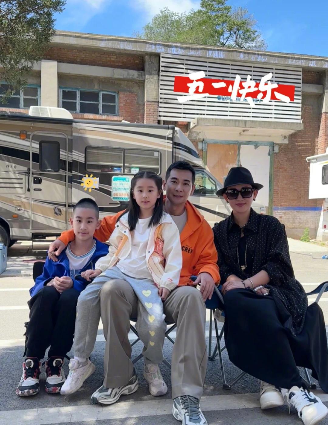 赵文卓一家四口的合照，一家子都长的精气神十足。儿子和爸爸很像，十分英气。女儿清秀
