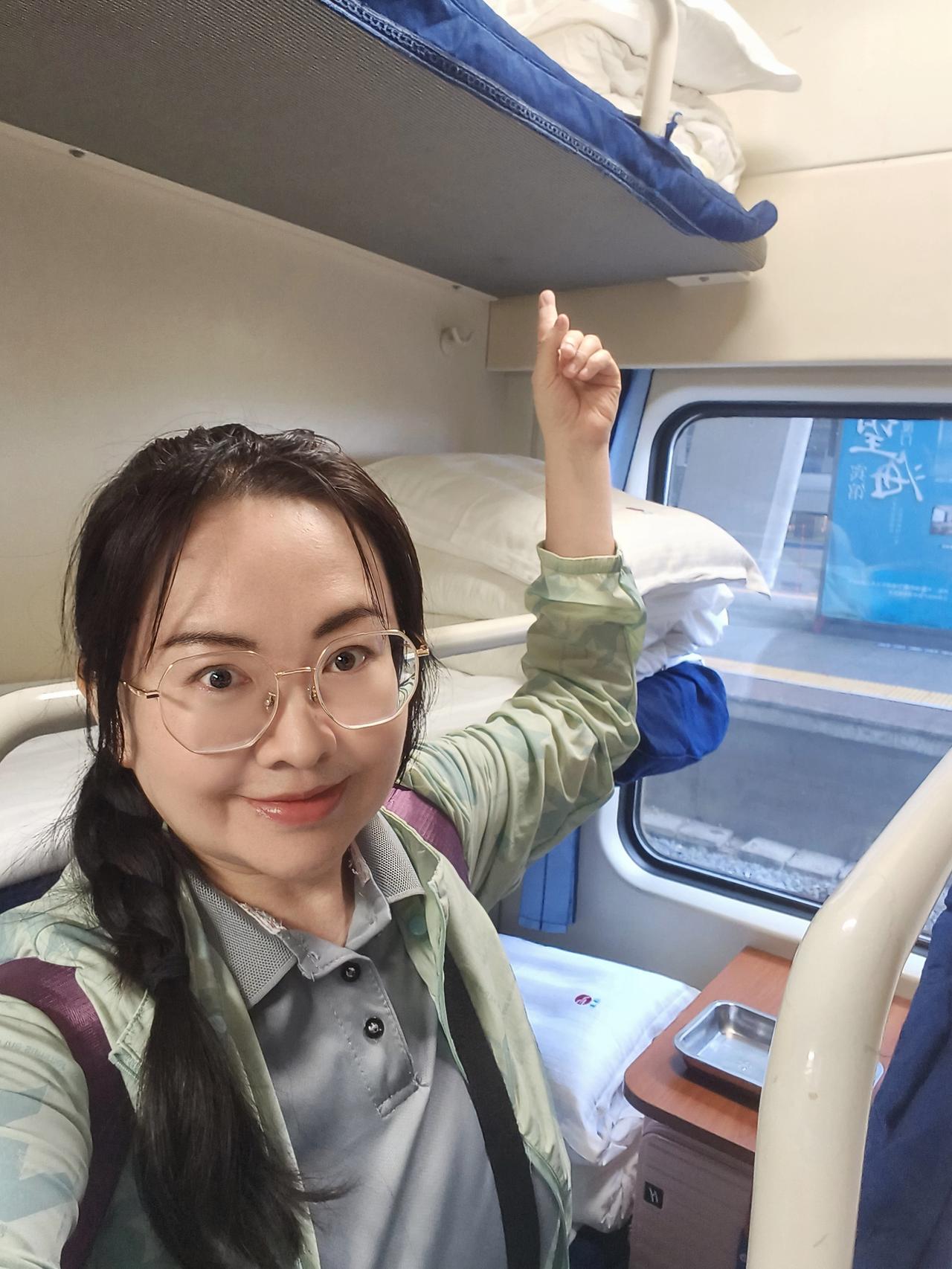 【体验卧铺火车啰】
这次出行参加研学，在买票时无意间看到卧铺车.....
动车要