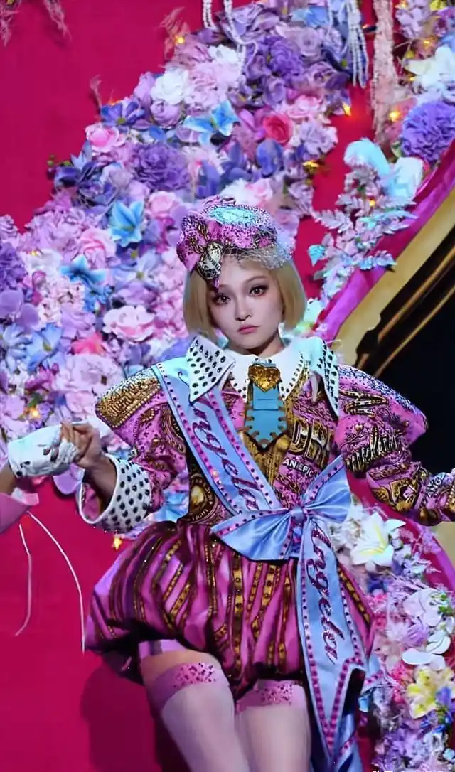 张韶涵嘉兴巡演杀疯了，别人唱歌她却办艺术展，内娱舞台审美有救了 