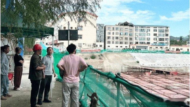 河南栾川工地发现古墓，发掘出茶盏、陶罐、铜镜等文物该墓葬是耕莘街道体育公园项目施