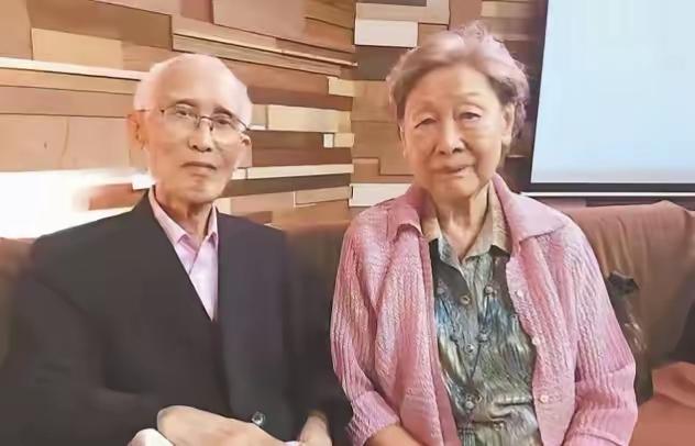 余光中17岁时爱上了14岁的表妹，虽因无法生育坚持娶她，婚后他们竟然在七年内育有