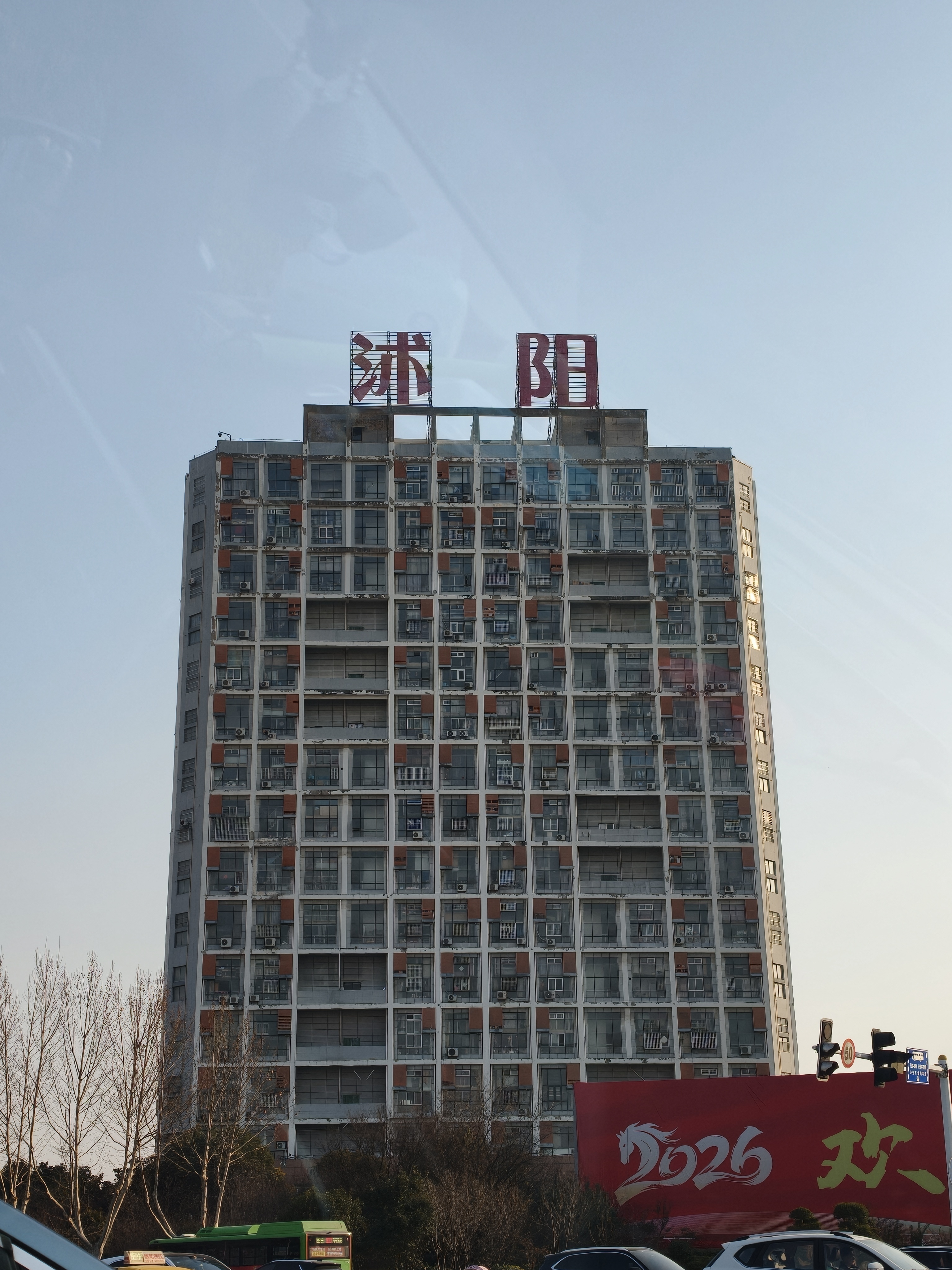 浙江桐乡逼车导致翻车一死一伤今天在高速上被一个B车连续别了两次只恨自己不是老回等