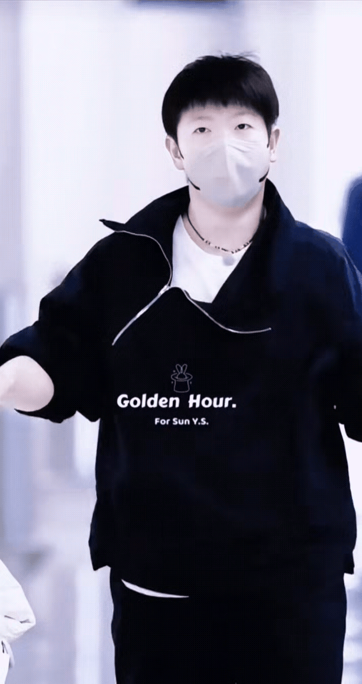 莎莎这行动力也太顶了吧！昨天刚打完成都混团比赛拿下荣誉，今天就马不停蹄现身香港，