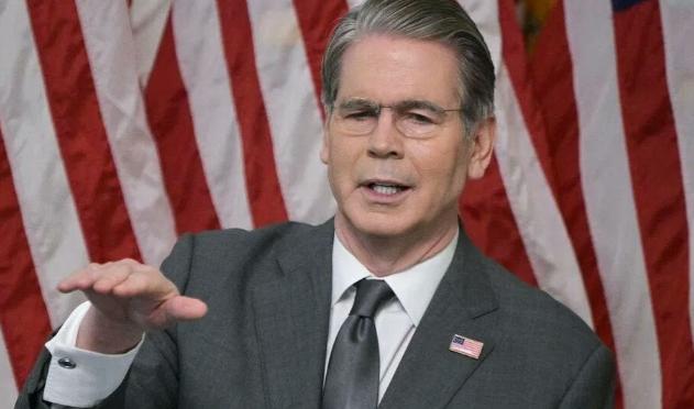 联合早报报道：“美国财政部长贝森特称，在中东战争期间，中国大量囤积石油并限制部分