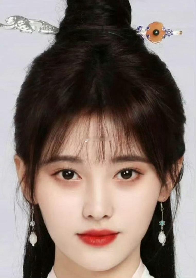 网友给以前的鞠婧祎P上现在的妆容，一下感觉来了，就是没变化呀。 