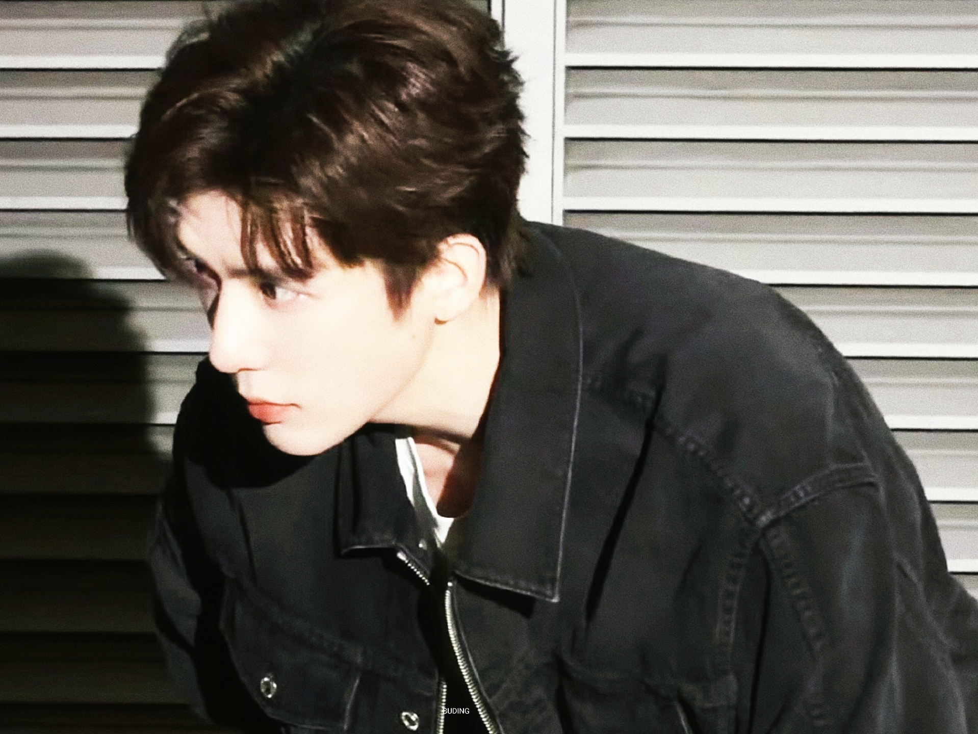 王安宇  青年演员王安宇 忽然觉得周围都暗了下来，原来是你的美貌在发光