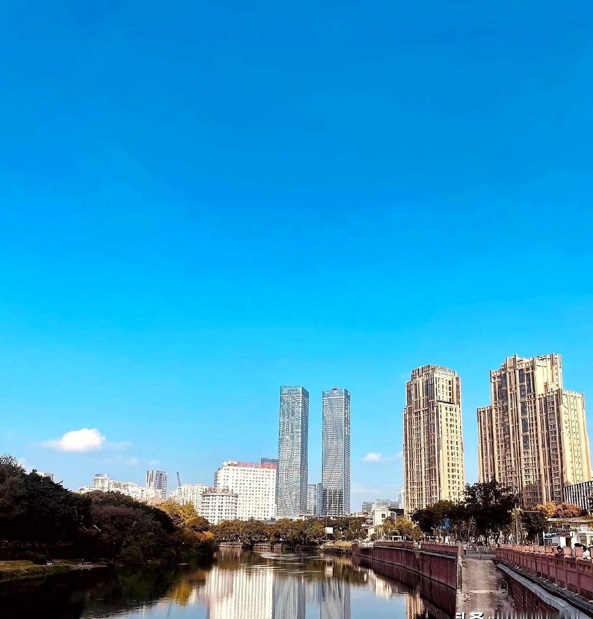 A8的圈子，都不喜欢整容脸。
表妹辞职不干了，去做医美代表了。
她自述，自从整了