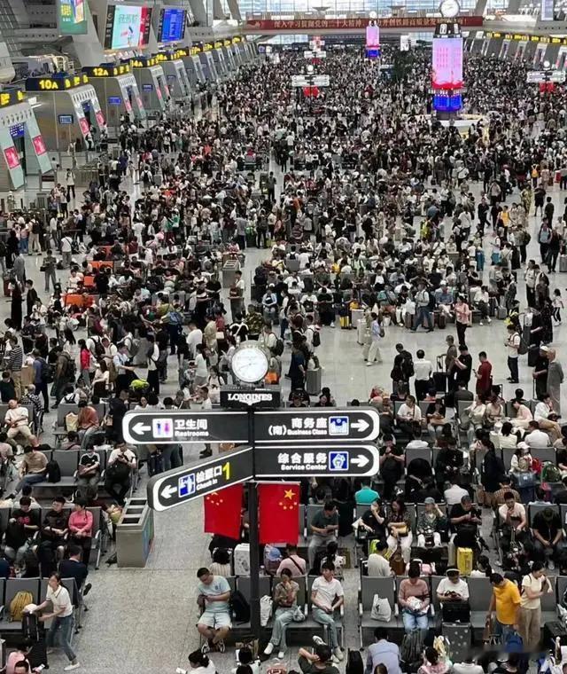 ‌杭州一家长要求取消春秋假，杭州市教育局回应。

这位家长提出取消春秋假的建议，