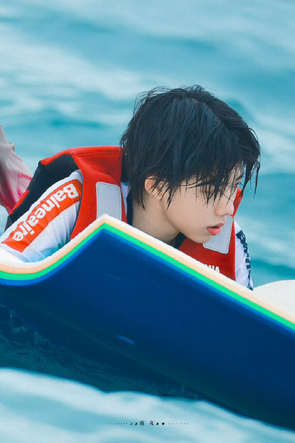 陈奕恒湿发  陈奕恒湿发抱歉，没有不被帅到的义务！哼哼玩的开心，注意安全呀~ 