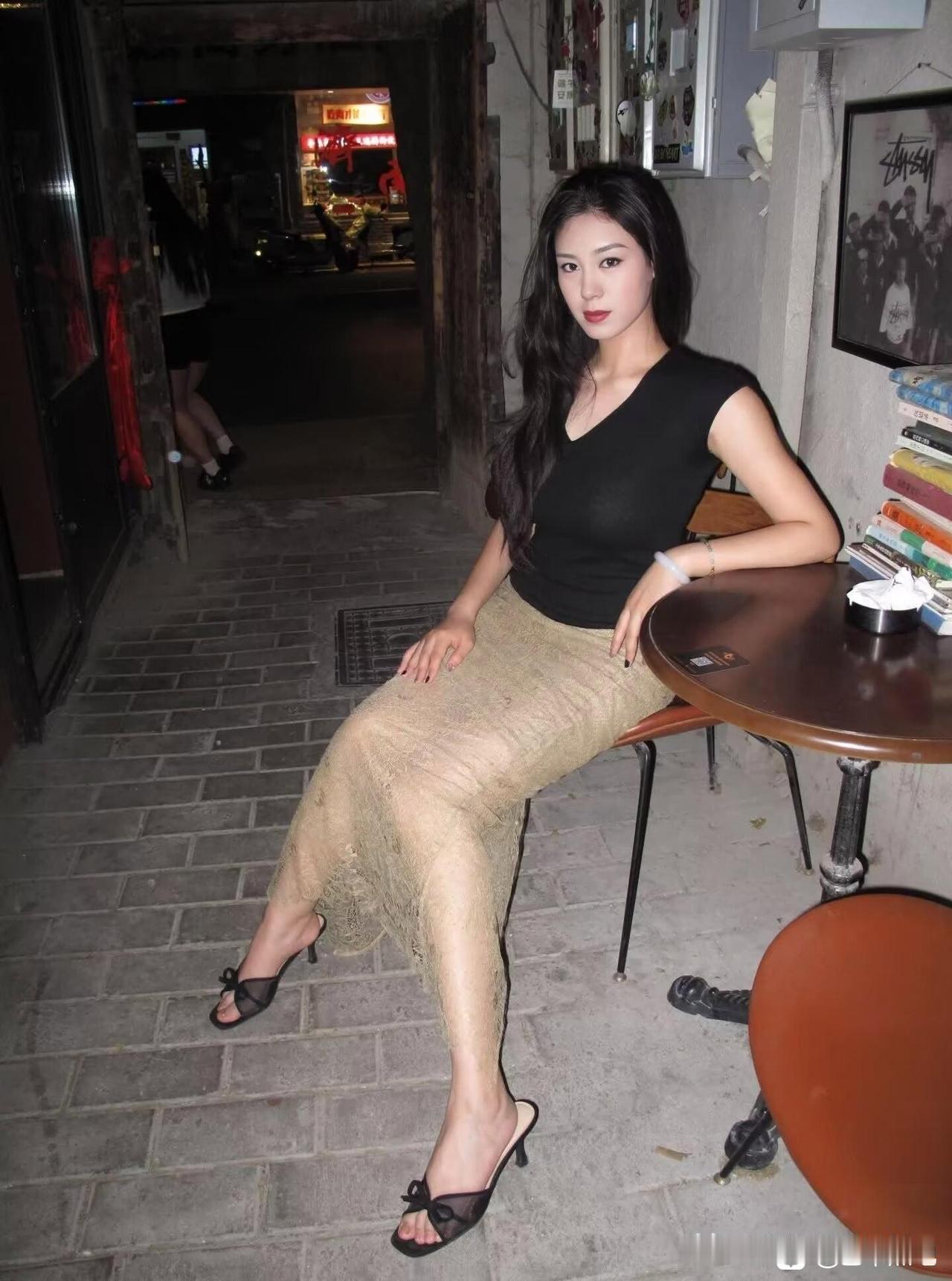 夜晚的酒吧，黑发美人，优雅迷人