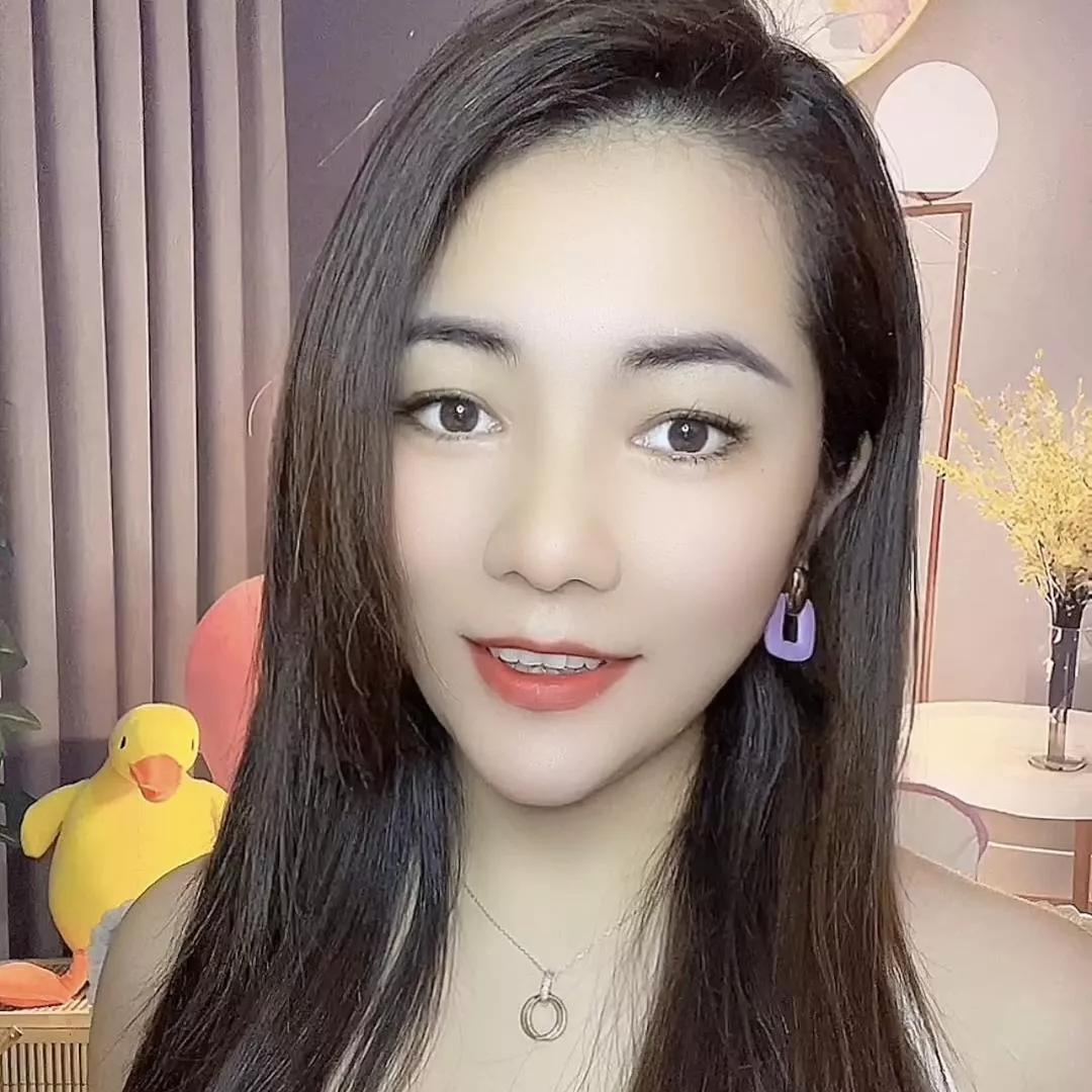 甜美少女风，温柔大眼睛，居家可爱风格，超萌自拍！