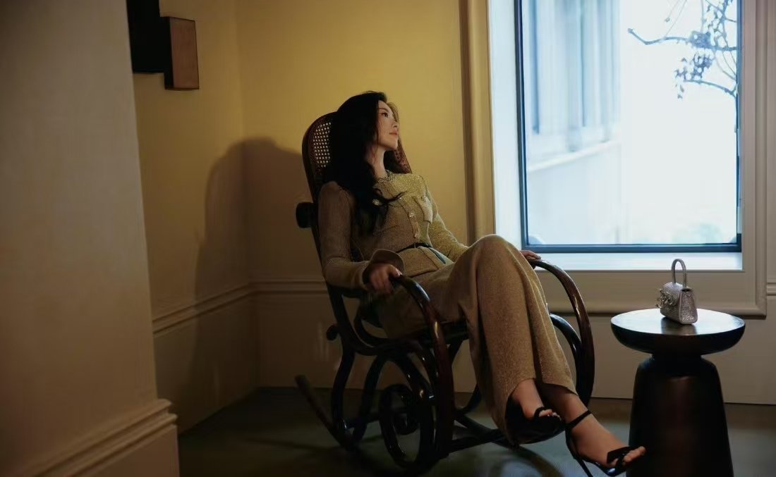 京圈美人化身时尚女王 朱珠的美不是单薄的视觉冲击，而是有厚度的气质呈现。这份厚度