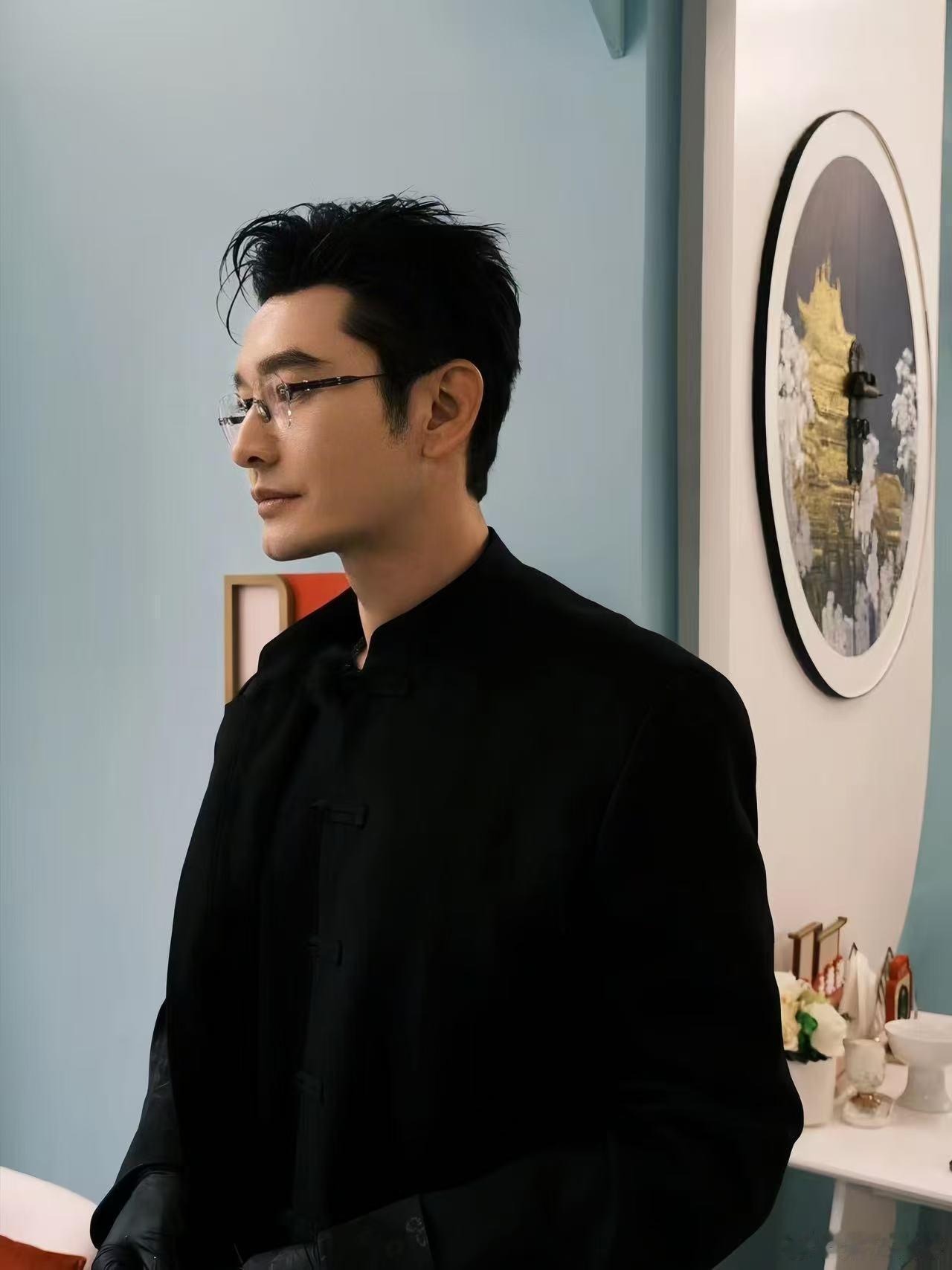 没想到黄晓明也开始走中式老钱风了 黄晓明最近一系列的造型让人不得不佩服！从无框眼