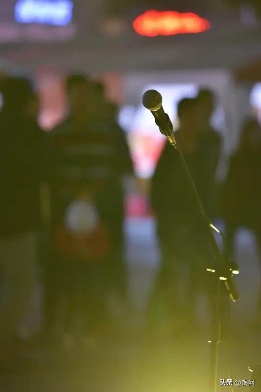 现场演唱红歌确实能让人更直接地感受情感。就像邹平市奥体公园的红歌放歌活动，每到周