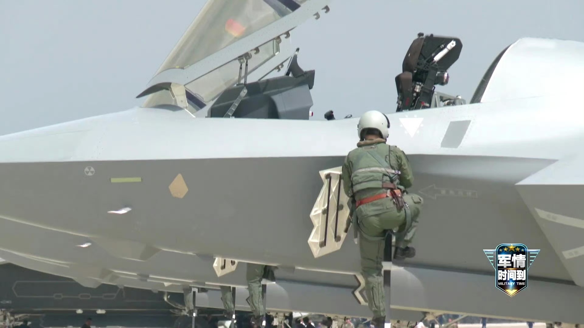 歼35A空军型和歼35舰载机一样自备登机梯 [喵喵]个人认为是出于简化设计、加快