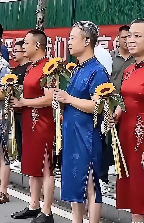 笑一笑，十年少
孩子高考，父亲助阵，愿心想事成！