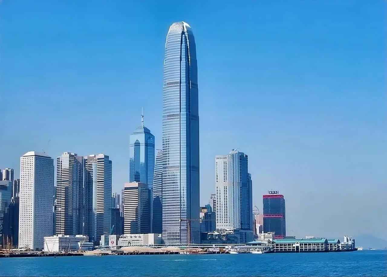 世界三大金融中心，为何上海又缺席了？
据全国政协委员、香港北京社团总会会长施荣怀