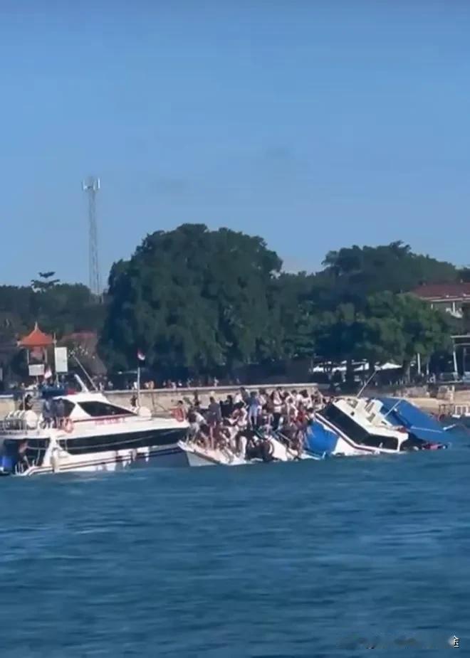 惊魂3小时！巴厘岛快艇倾覆致2名同胞遇难，岸边为何成“死亡陷阱”？
 
2025