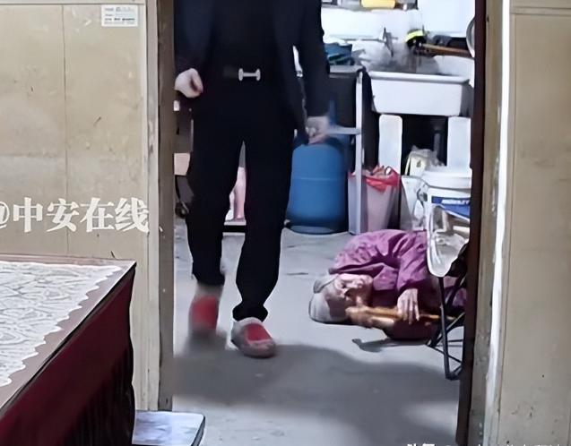 93岁母亲被打，
说实话，我很羡慕她的儿子，
不是因为他有一个关心妈妈的姐姐，而