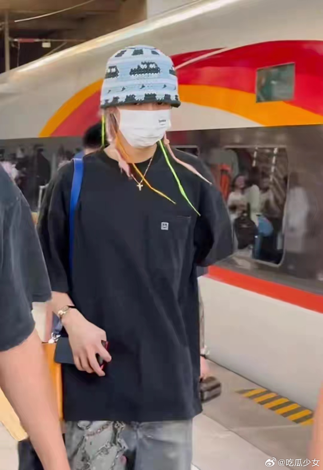情侣偶遇鹿晗被大声嘱咐戴头盔 一对情侣骑车偶遇鹿晗，男生激动表白"我爱你！就像老