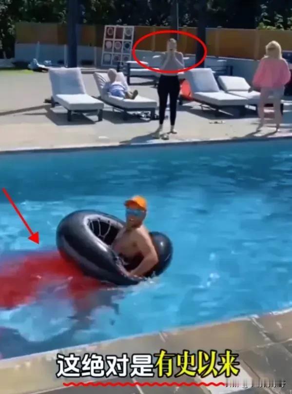 一名外国男子去温泉度假村泡温泉，当时因为尿急，他就在水里尿尿，觉得别人会毫无察觉