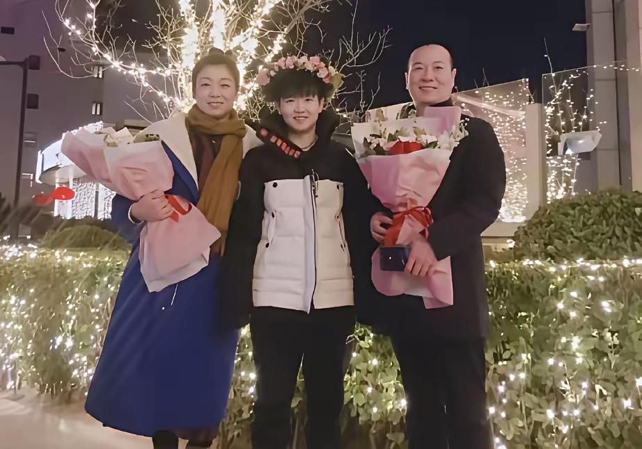 老杨说：
今生得遇千里马
我之幸也！
我说：
三口之家
有女孙颖莎
国之幸也！