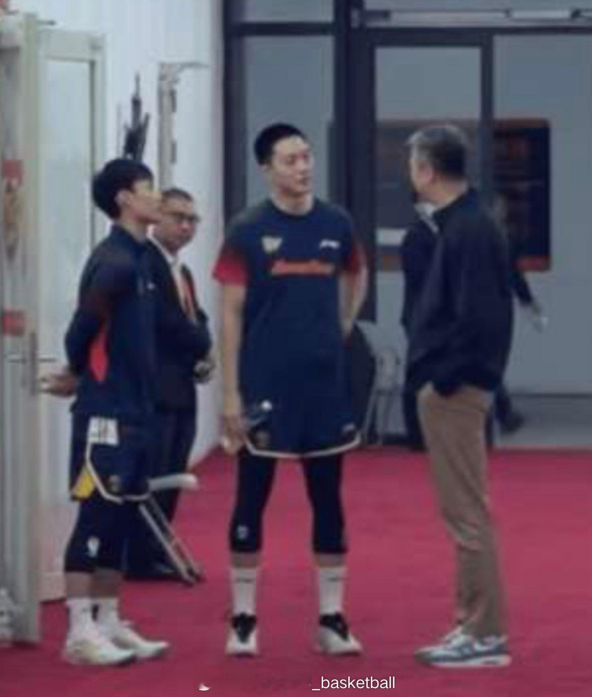 开始考察队员，带队在上一阶段世预赛中两败韩国的郭士强指导今晚出现在广东宏远主场，