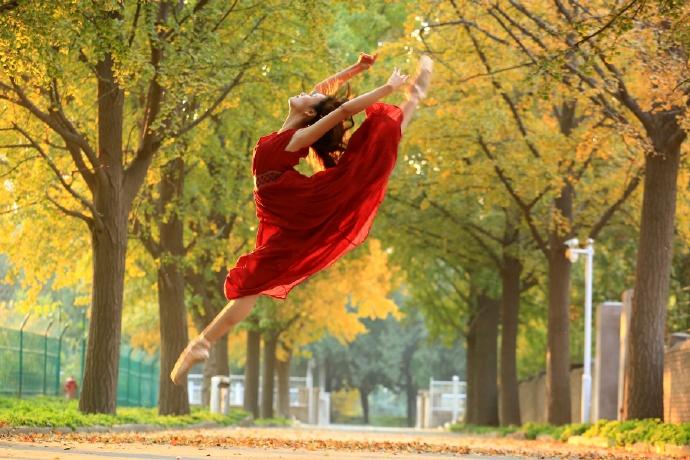 偷拍! 银杏树下芭蕾女孩优雅舞姿，一袭红裙美翻了深秋
春花似锦、盛夏激情、金秋缤