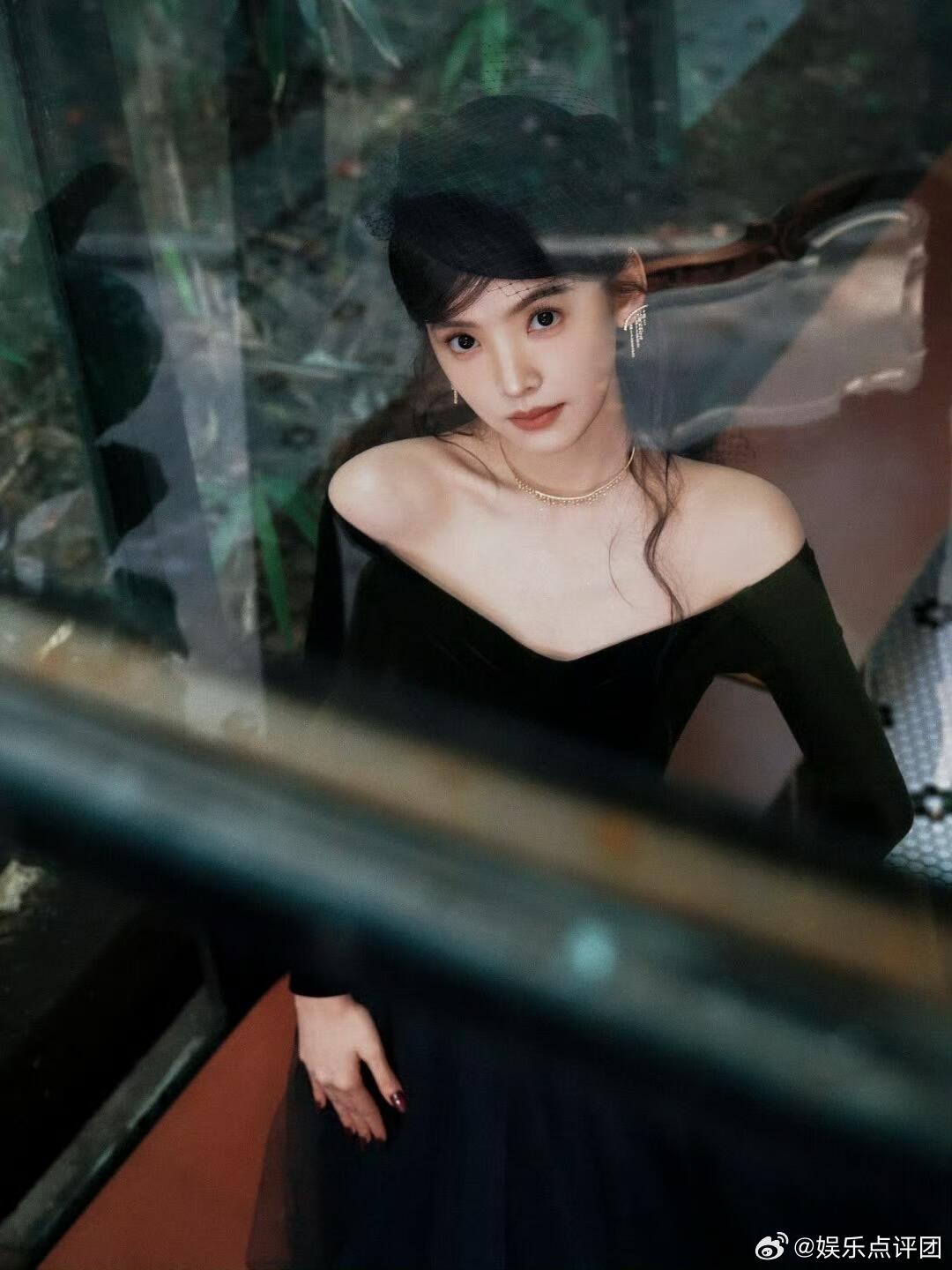 章若楠兔塑你崛起吧她穿着粉嫩嫩小裙子跑过来的瞬间，我直接沦陷了双马尾随着步子一甩