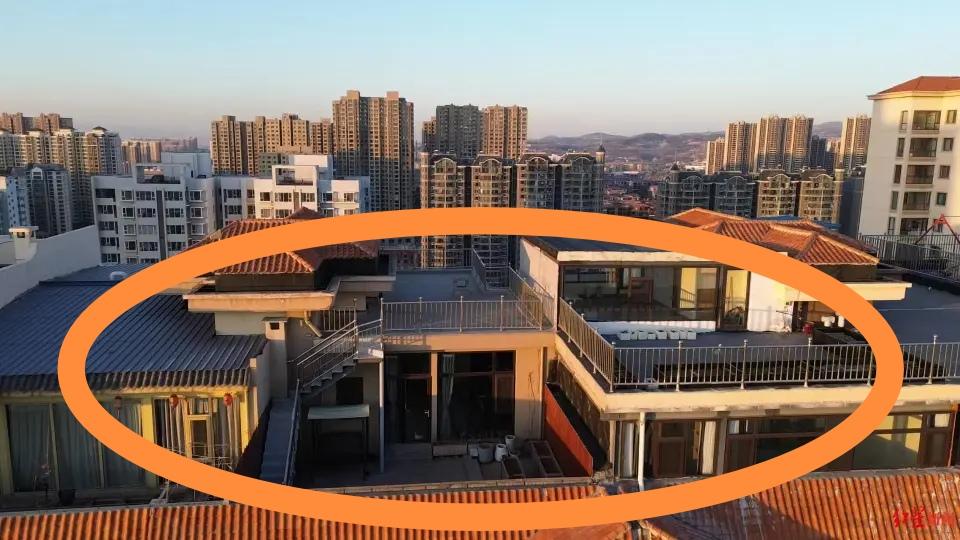 这事干得既蠢又坏

01
18层高的顶层，再加两层，这些精于算计而又自私之极的人