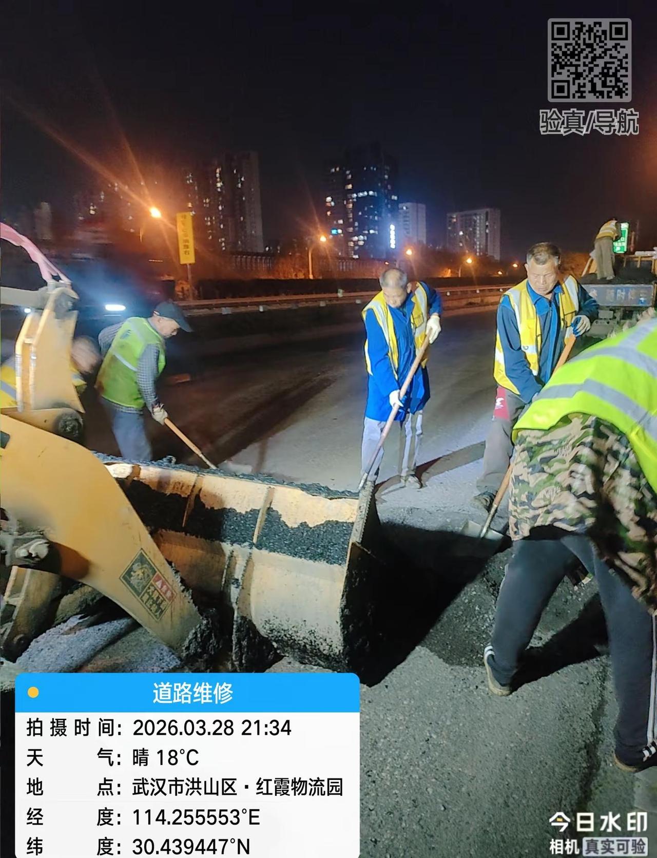 夜晚道路维修，车灯刺眼却照亮归途 headlights✨  武汉科技大学