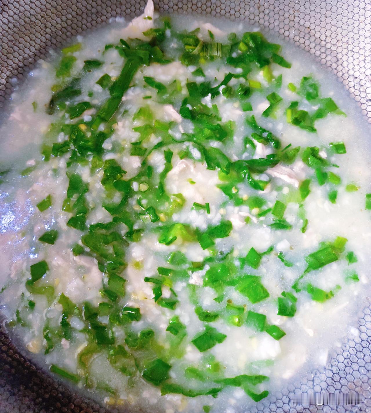 当世界被鼻涕和头疼模糊成一团，
喉咙里藏着烽火台。
是时候，召唤一碗青菜肉沫粥了