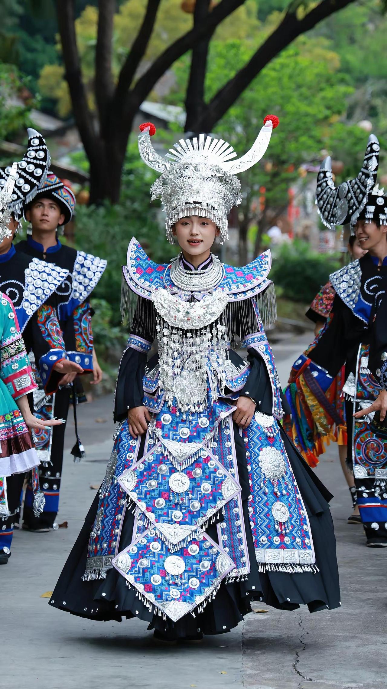 深圳锦绣中华民俗村。自拍景区民族歌舞表演 深圳锦绣中华民俗村 少数民族风情