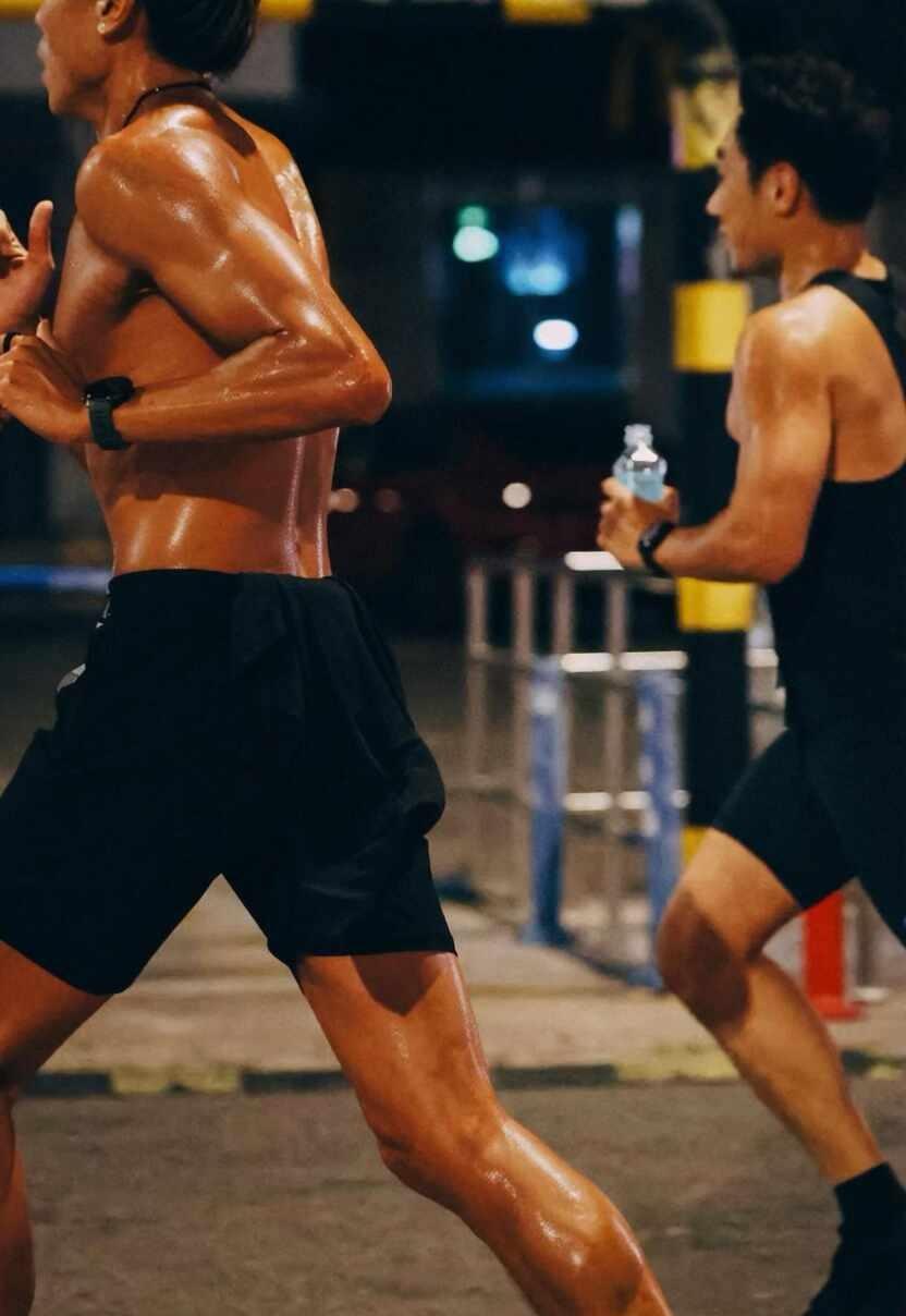 从午夜到凌晨
北京凌晨的浪漫，属于深夜奔跑的你们
城市褪去白日的拥挤喧嚣
只剩路