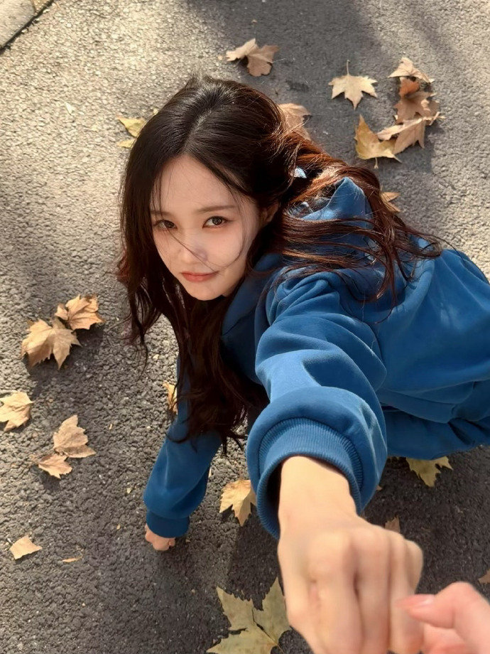 李一桐蓝卫衣枫叶随拍 李一桐蓝卫衣枫叶随拍，比心接收到啦~ 