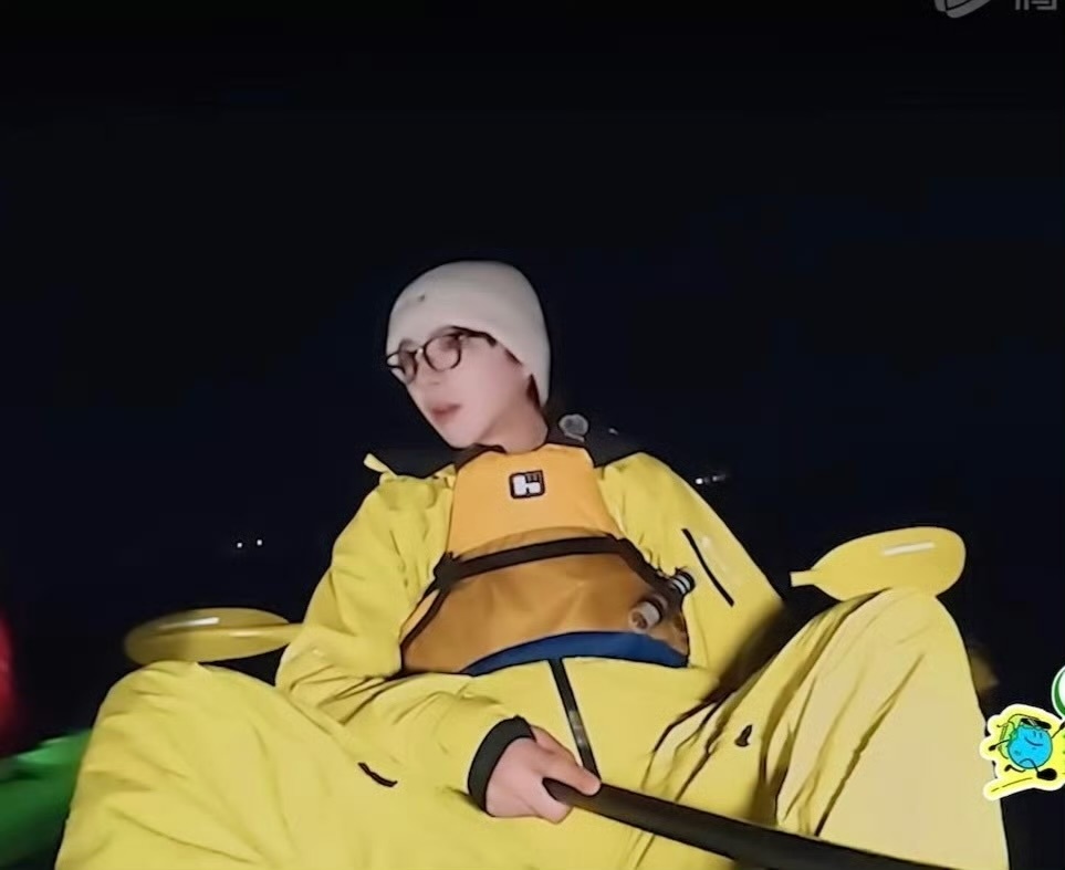 黑夜中的汪洋大海，惊现一个无比显眼黄色的庞然大物。哈哈哈哈哈哈刘宇宁地球超新鲜 